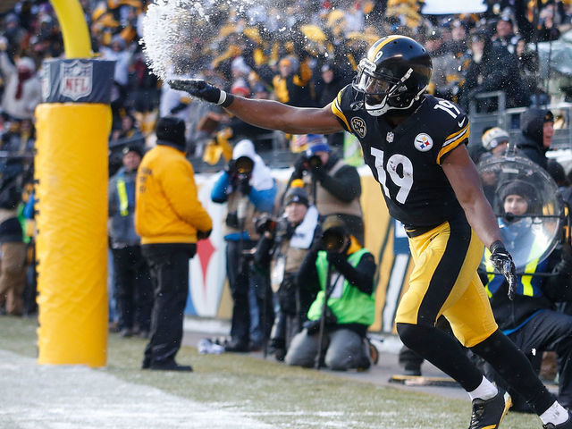 PITTSBURGH, PA - DECEMBER 31: JuJu Smith-Schuster #19 of the Pittsburgh Steelers throws a snowball after a 20 yard touchdown reception in the second quarter during the game against the Cleveland Browns at Heinz Field on December 31, 2017 in Pittsburgh, Pennsylvania.