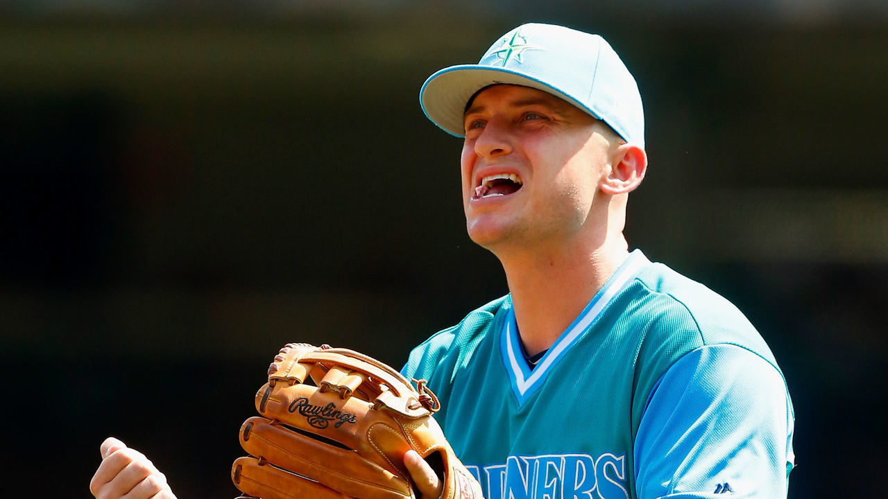 NEW YORK, NY - AUGUST 27: Kyle Seager #15 of the Seattle Mariners reacts after commiting an error in the first inning against the New York Yankees at Yankee Stadium on August 27, 2017 in the Bronx borough of New York City.