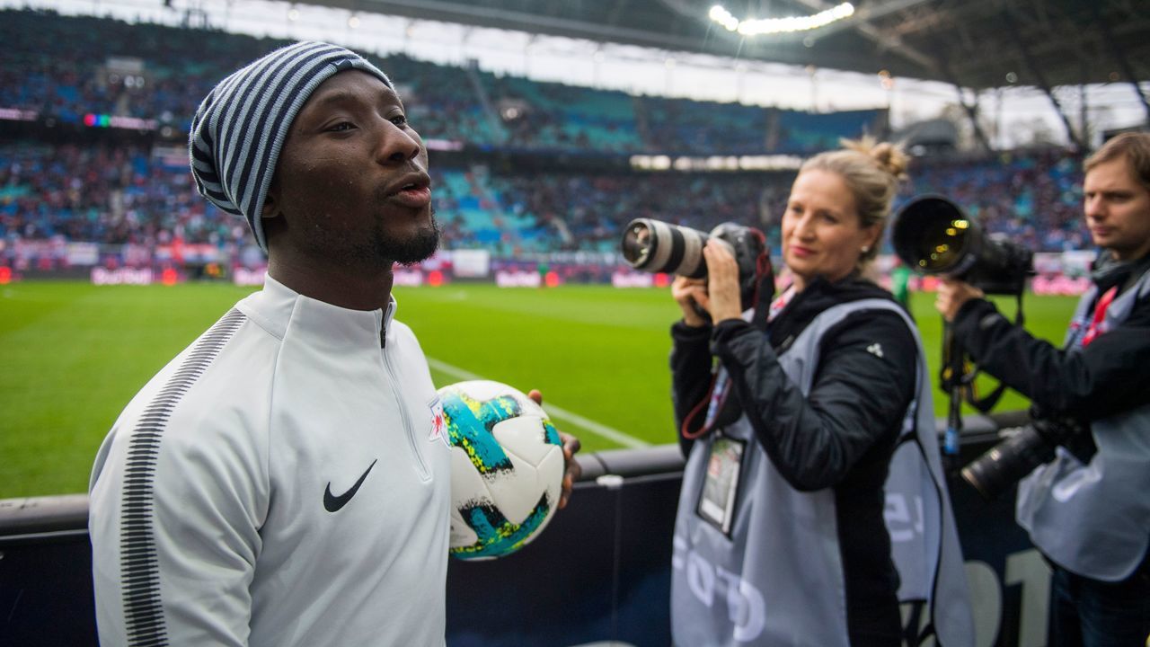 Leipzig´s Guinean midfielder Naby Deco Keita leaves the field after the warm up prior to the German first division Bundesliga football match between RB Leipzig and Hannover 96 in Leipzig, eastern Germany on November 3, 2017. / AFP PHOTO / ROBERT MICHAEL / RESTRICTIONS: DURING MATCH TIME: DFL RULES TO LIMIT THE ONLINE USAGE TO 15 PICTURES PER MATCH AND FORBID IMAGE SEQUENCES TO SIMULATE VIDEO. == RESTRICTED TO EDITORIAL USE == FOR FURTHER QUERIES PLEASE CONTACT DFL DIRECTLY AT + 49 69 650050