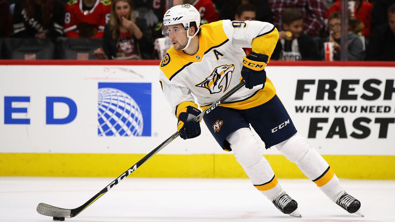CHICAGO, IL - OCTOBER 14: Filip Forsberg #9 of the Nashville Predators controls the puck against the Chicago Blackhawks at the United Center on October 14, 2017 in Chicago, Illinois. The Blackhawks defeated the Predators 2-1 in overtime.