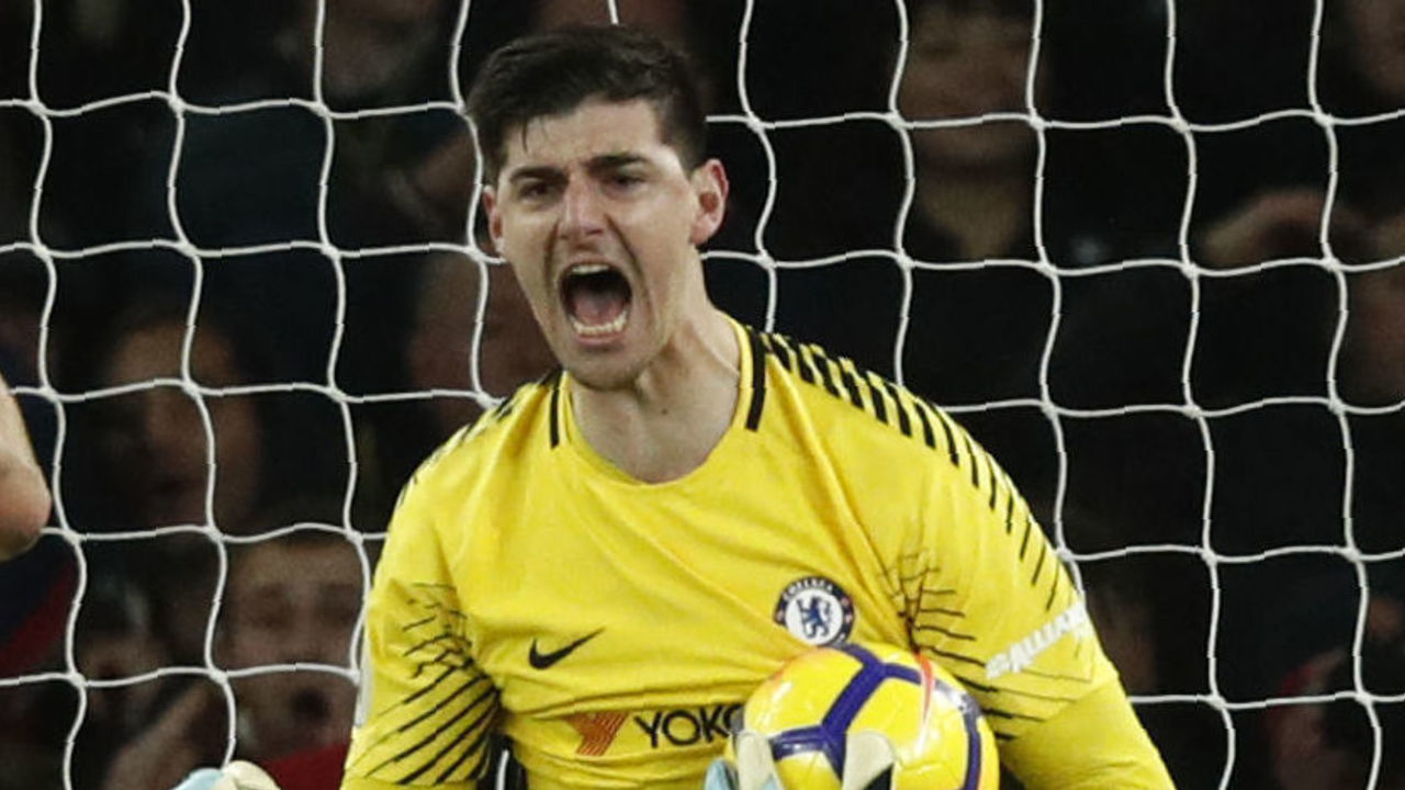 Chelsea's Belgian goalkeeper Thibaut Courtois (R) celebrates saving a shot with Chelsea's English defender Gary Cahill during the English Premier League football match between Arsenal and Chelsea at the Emirates Stadium in London on January 3, 2018. / AFP PHOTO / Adrian DENNIS /