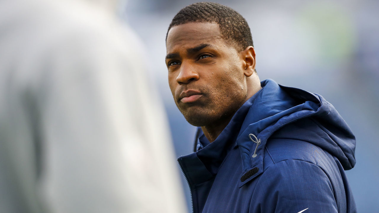 NASHVILLE, TN - DECEMBER 31: Injured Running Back DeMarco Murray of the Tennessee Titans looks on as the team warms up before there game against the Jacksonville Jaguars at Nissan Stadium on December 31, 2017 in Nashville, Tennessee.