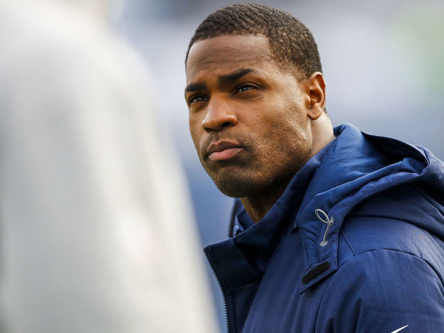 NASHVILLE, TN - DECEMBER 31: Injured Running Back DeMarco Murray of the Tennessee Titans looks on as the team warms up before there game against the Jacksonville Jaguars at Nissan Stadium on December 31, 2017 in Nashville, Tennessee.