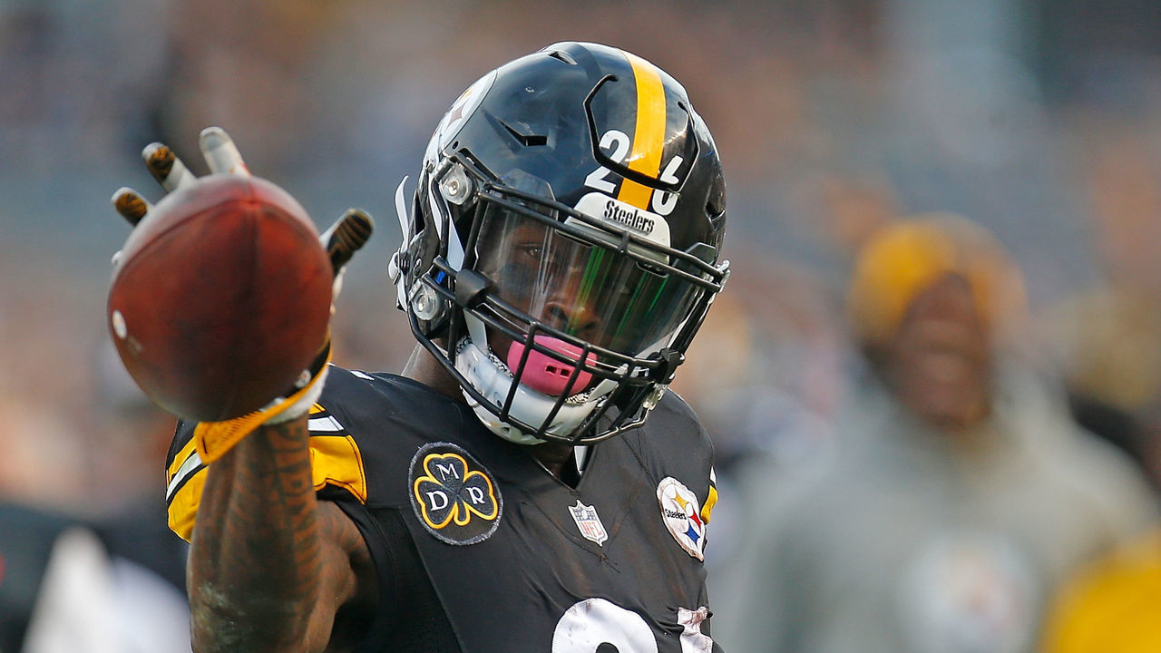 PITTSBURGH, PA - OCTOBER 22: Le'Veon Bell #26 of the Pittsburgh Steelers reacts after rushing for a first down in the first half during the game against the Cincinnati Bengals at Heinz Field on October 22, 2017 in Pittsburgh, Pennsylvania.