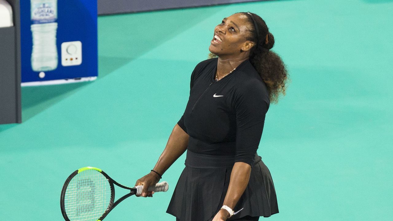 Serena Williams of the US reacts after losing a point to Jelena Ostapenko of Latvia during the Mubadala World Tennis Championship 2017 match in Abu Dhabi, on December 30, 2017. / AFP PHOTO / NEZAR BALOUT