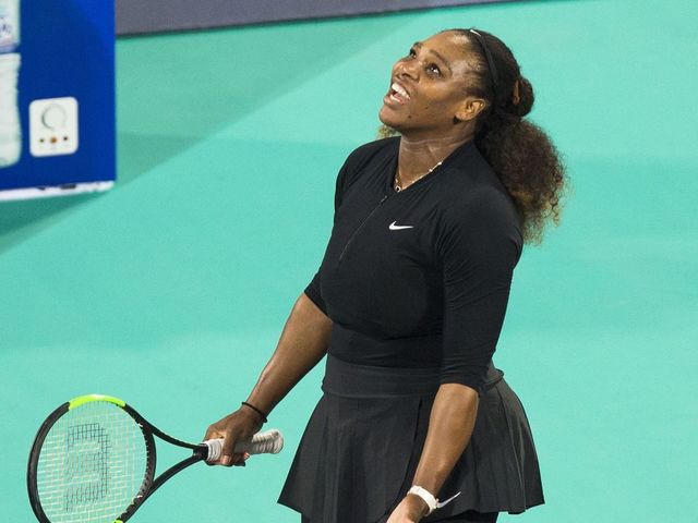Serena Williams of the US reacts after losing a point to Jelena Ostapenko of Latvia during the Mubadala World Tennis Championship 2017 match in Abu Dhabi, on December 30, 2017. / AFP PHOTO / NEZAR BALOUT