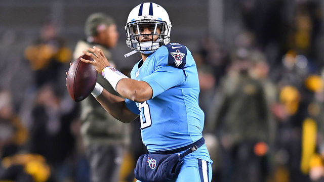 PITTSBURGH, PA - NOVEMBER 16: Marcus Mariota #8 of the Tennessee Titans warms up before the game against the Pittsburgh Steelers at Heinz Field on November 16, 2017 in Pittsburgh, Pennsylvania.