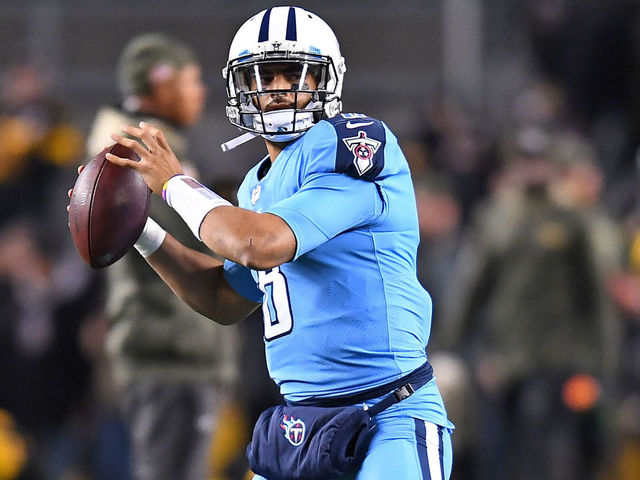 PITTSBURGH, PA - NOVEMBER 16: Marcus Mariota #8 of the Tennessee Titans warms up before the game against the Pittsburgh Steelers at Heinz Field on November 16, 2017 in Pittsburgh, Pennsylvania.