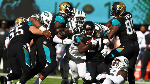 EAST RUTHERFORD, NJ - OCTOBER 01: Leonard Fournette #27 of the Jacksonville Jaguars runs against the New York Jets during their game at MetLife Stadium on October 1, 2017 in East Rutherford, New Jersey.