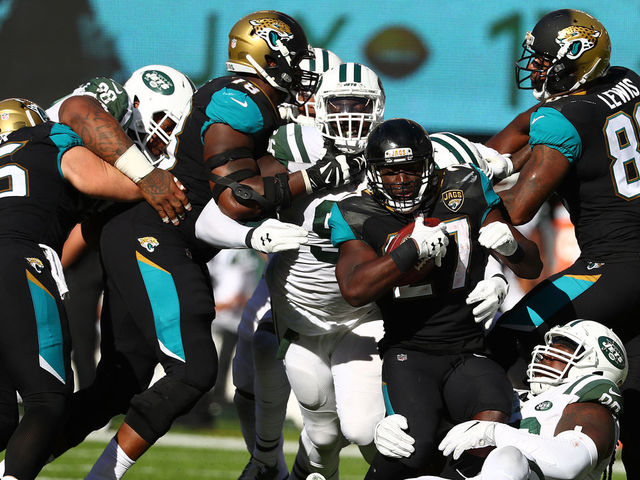 EAST RUTHERFORD, NJ - OCTOBER 01: Leonard Fournette #27 of the Jacksonville Jaguars runs against the New York Jets during their game at MetLife Stadium on October 1, 2017 in East Rutherford, New Jersey.
