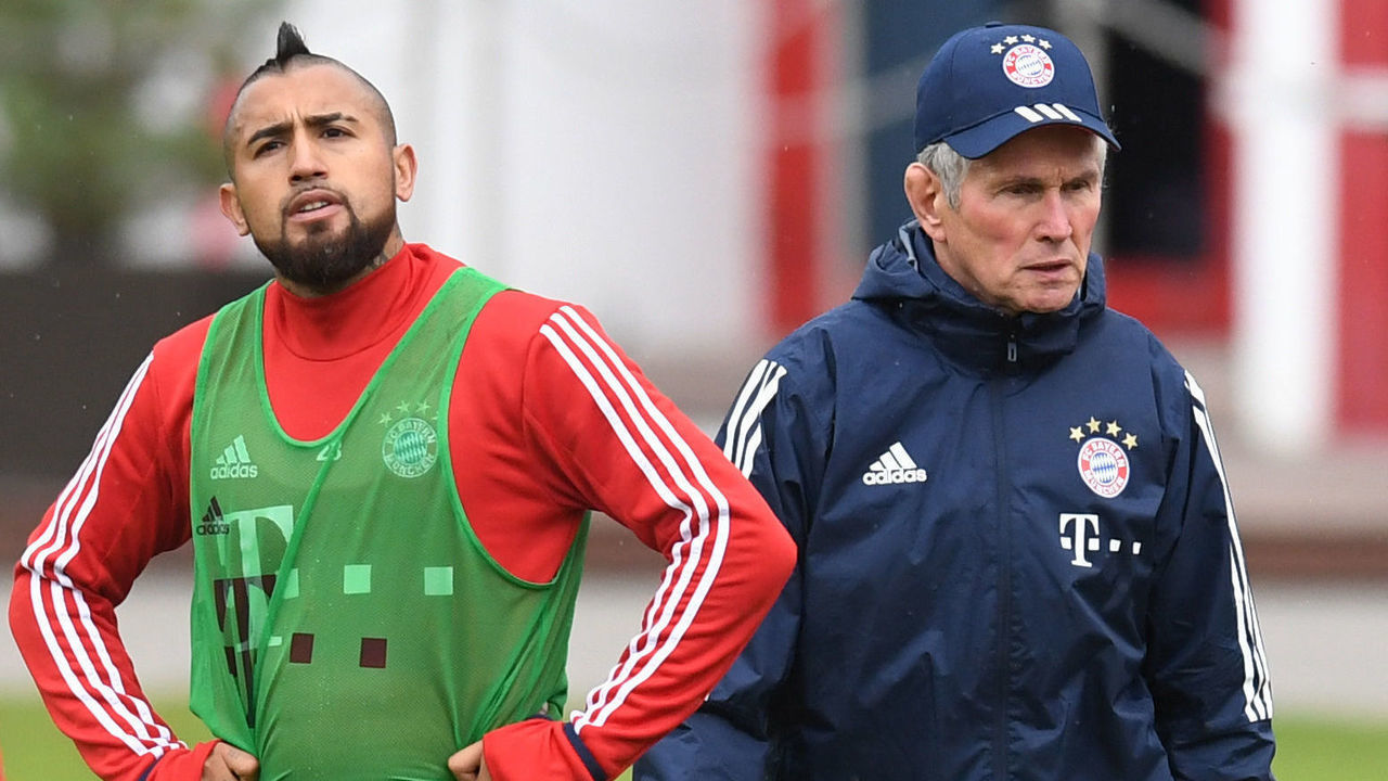 Bayern Munich's new headcoach Jupp Heynckes (R) walks beside of Bayern Munich's Chilian midfielder Arturo Vidal (L) during a team training at the club area in Munich, southern Germany, on October 9, 2017. Jupp Heynckes succeeds Bayern Munich's Italian headcoach Carlo Ancelotti. / AFP PHOTO / Christof STACHE