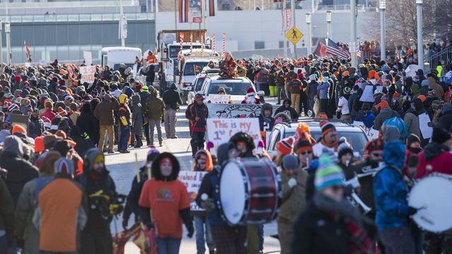 Highlights from Browns fans' 0-16 'Perfect Season' parade