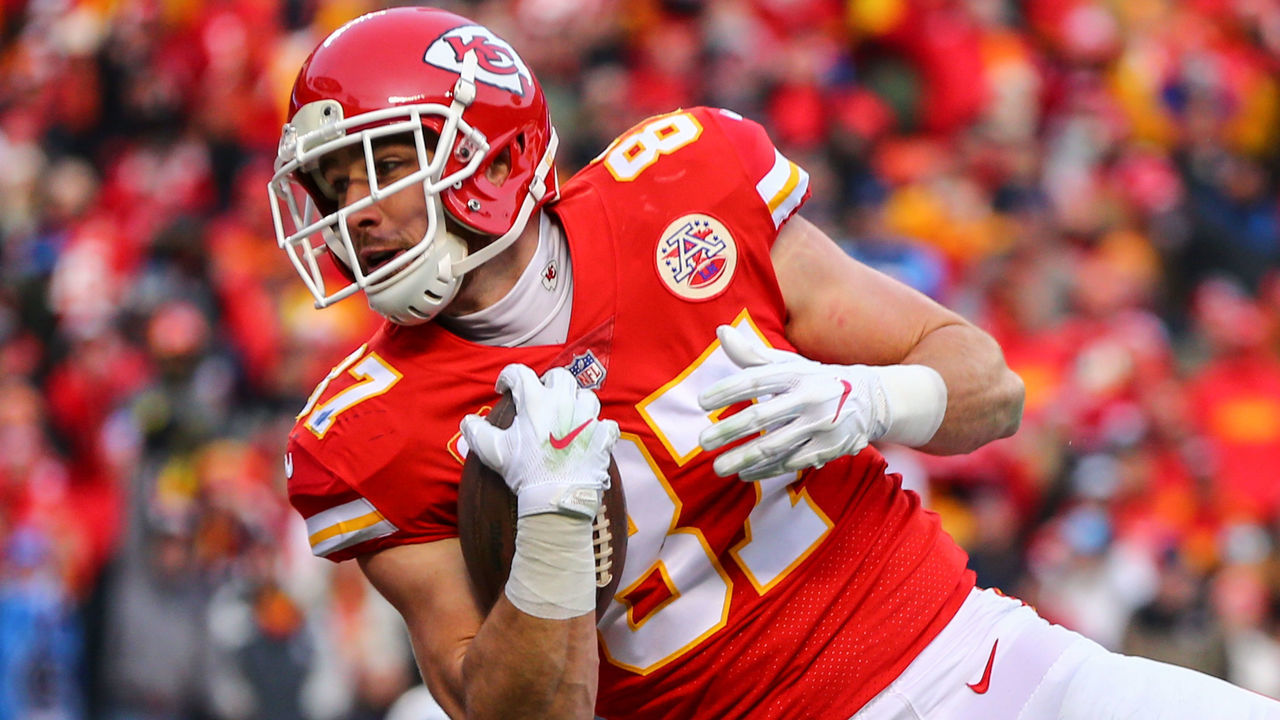 KANSAS CITY, MO - JANUARY 6: Tight end Travis Kelce #87 of the Kansas City Chiefs catches the games first touchdown pass behind inside linebacker Avery Williamson #54 of the Tennessee Titans during the AFC Wild Card Playoff game at Arrowhead Stadium on January 6, 2018 in Kansas City, Missouri.