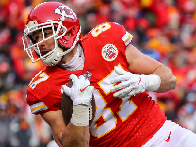 KANSAS CITY, MO - JANUARY 6: Tight end Travis Kelce #87 of the Kansas City Chiefs catches the games first touchdown pass behind inside linebacker Avery Williamson #54 of the Tennessee Titans during the AFC Wild Card Playoff game at Arrowhead Stadium on January 6, 2018 in Kansas City, Missouri.