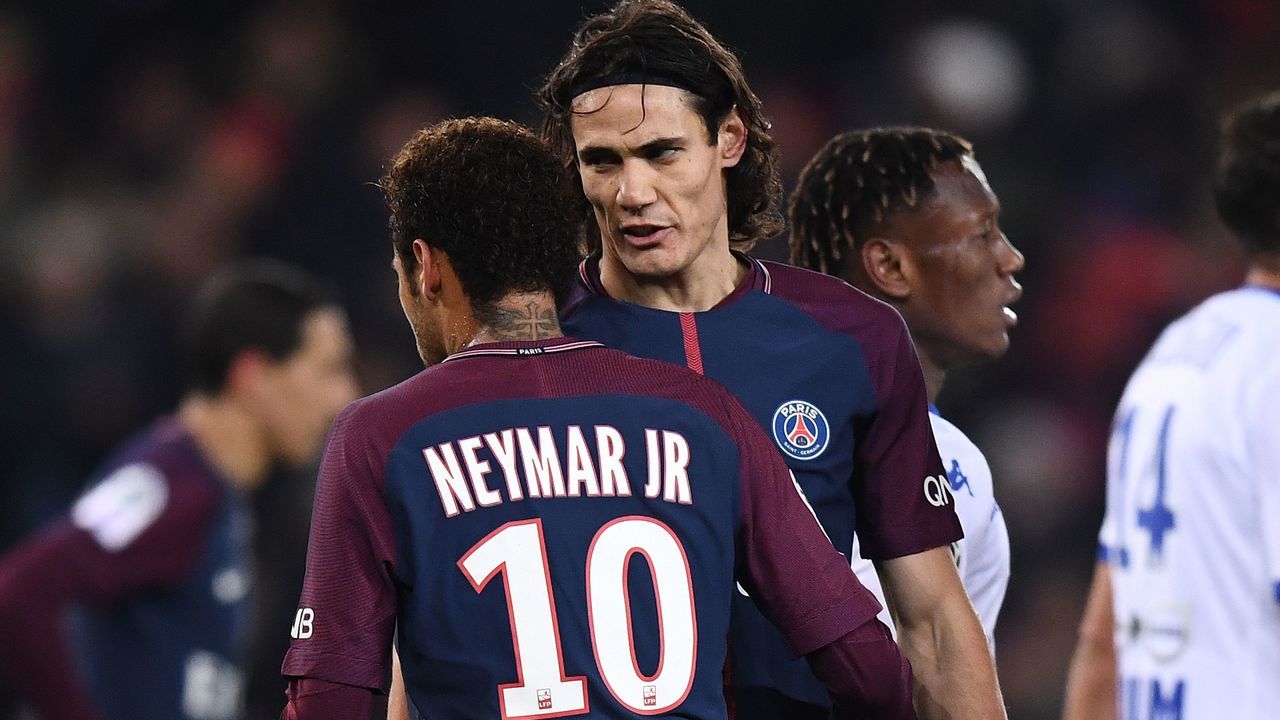 Paris Saint-Germain's Uruguayan forward Edinson Cavani (R) speaks with Paris Saint-Germain's Brazilian forward Neymar prior to kick a penalty during the French L1 football match between Paris Saint-Germain (PSG) and Troyes at the Parc des Princes stadium in Paris on November 29, 2017. / AFP PHOTO / FRANCK FIFE