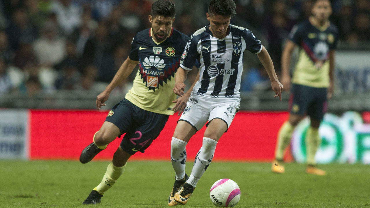 Jonathan Gonzalez (R) of Monterrey is marked by Argentine Oribe Peralta (L) of America during their Mexican Apertura football tournament match at the BBVA Bancomer stadium in Monterrey, Mexico, on October 28, 2017. / AFP PHOTO / Julio Cesar AGUILAR