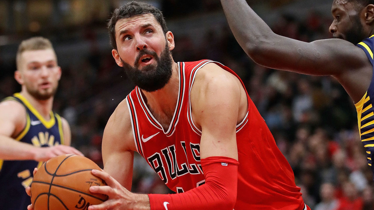 CHICAGO, IL - DECEMBER 29: Nikola Mirotic #44 of the Chicago Bulls moves against Lance Stephenson #1 of the Indiana Pacers at the United Center on December 29, 2017 in Chicago, Illinois. The Bulls defeated the Pacers 119-107.