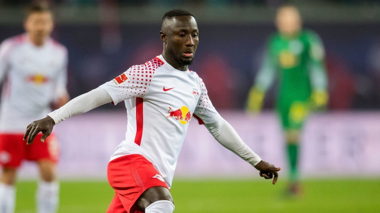 Leipzig's Guinean midfielder Naby Keita plays the ball during the German first division Bundesliga football match between RB Leipzig and Hertha BSC Berlin in Leipzig, eastern Germany on December 17, 2017. / AFP PHOTO / ROBERT MICHAEL / RESTRICTIONS: DURING MATCH TIME: DFL RULES TO LIMIT THE ONLINE USAGE TO 15 PICTURES PER MATCH AND FORBID IMAGE SEQUENCES TO SIMULATE VIDEO. == RESTRICTED TO EDITORIAL USE == FOR FURTHER QUERIES PLEASE CONTACT DFL DIRECTLY AT + 49 69 650050