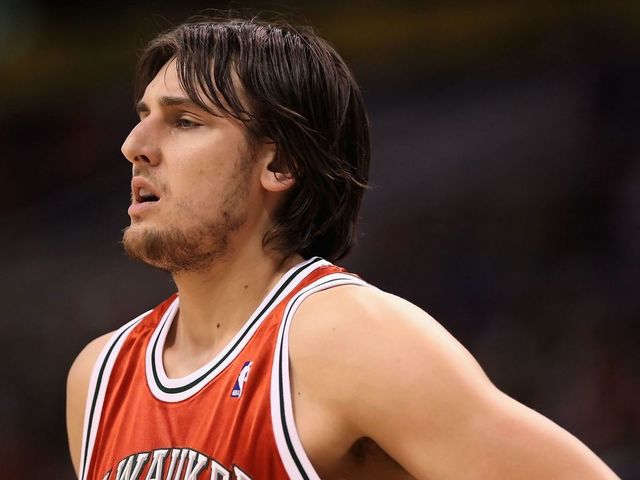 PHOENIX - JANUARY 11: Andrew Bogut #6 of the Milwaukee Bucks in action during the NBA game against the Phoenix Suns at US Airways Center on January 11, 2010 in Phoenix, Arizona. The Suns defeated the Rockets 118-110.