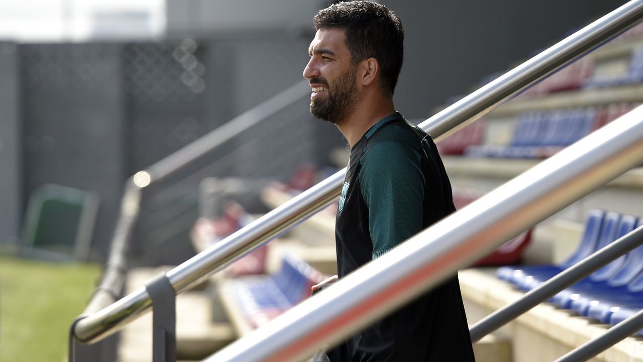 Barcelona's Turkish forward Arda Turan arrives for a training session at the Joan Gamper Sports Center in Sant Joan Despi, near Barcelona, on April 18, 2017 on the eve of the UEFA Champions League quarter-final second leg football match FC Barcelona vs Juventus. / AFP PHOTO / LLUIS GENE