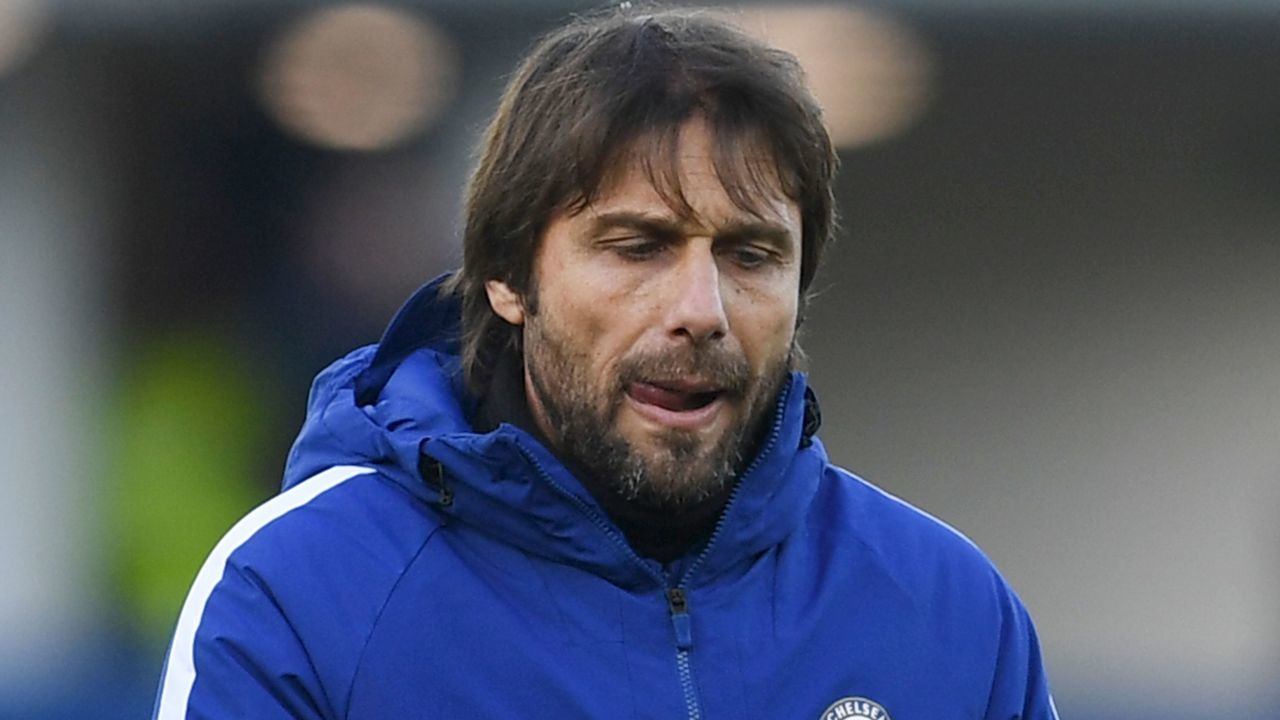 Chelsea's Italian head coach Antonio Conte gestures on the pitch after the English Premier League football match between Everton and Chelsea at Goodison Park in Liverpool, north west England on December 23, 2017. The game finished 0-0. / AFP PHOTO / PAUL ELLIS /