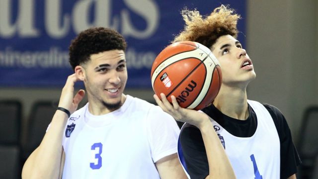 US basketball players LiAngelo Ball (L) and Lamelo Ball takes part in their first training session in Prienai, Lithuania, where they will play for the Vytautas club on January 5, 2018. Basketball-crazed Lithuania welcomed LiAngelo and LaMelo Ball, the two youngest sons of flamboyant Los Angeles entrepreneur LaVar Ball who recently made headlines due to a feud with US President Donald Trump. / AFP PHOTO / Petras Malukas