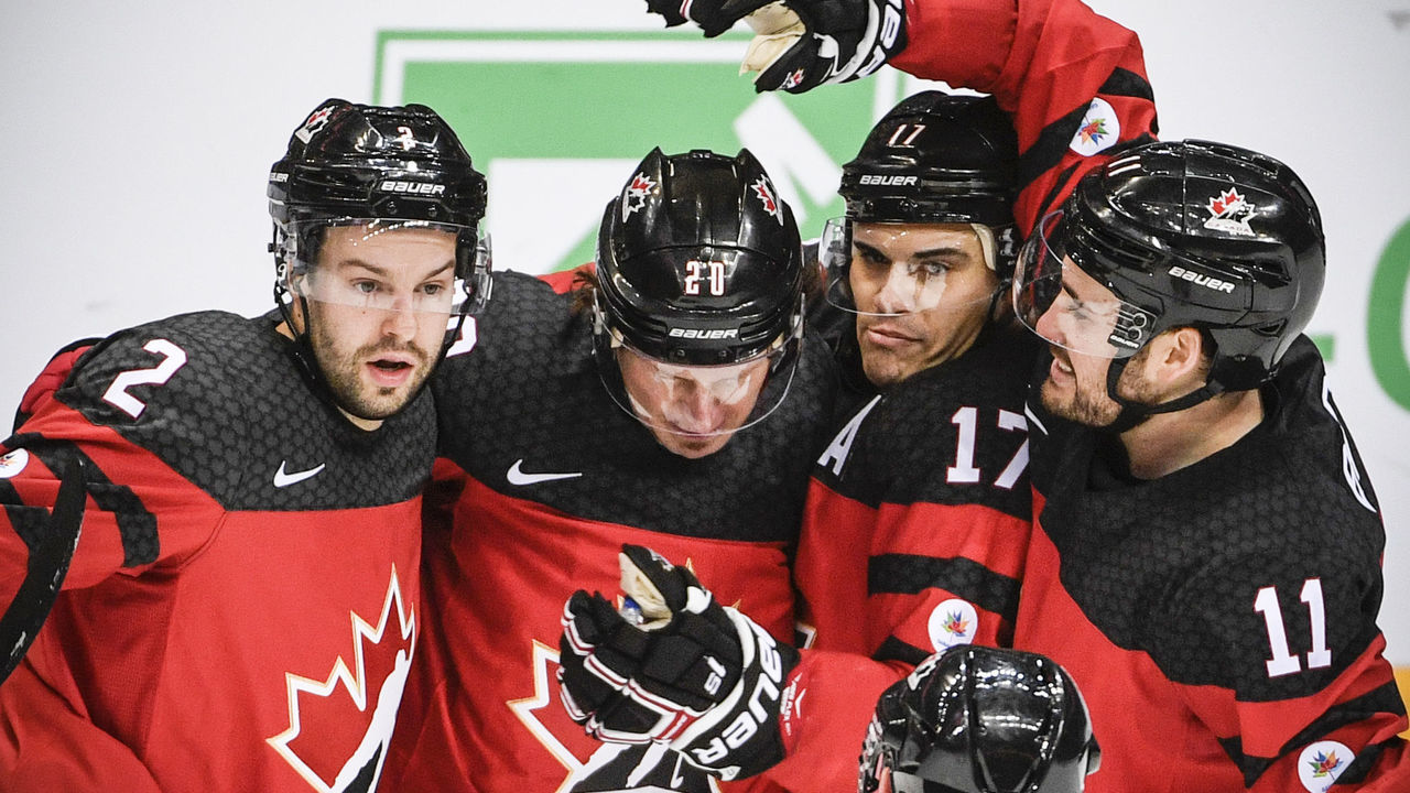 Canada's forward Matt Ellison (2-L) celebrates with teammates after scoring a goal during the Channel One Cup of the Euro Hockey Tour ice hockey match between Czech Republic and Canada in Moscow on December 15, 2017. / AFP PHOTO / Alexander NEMENOV