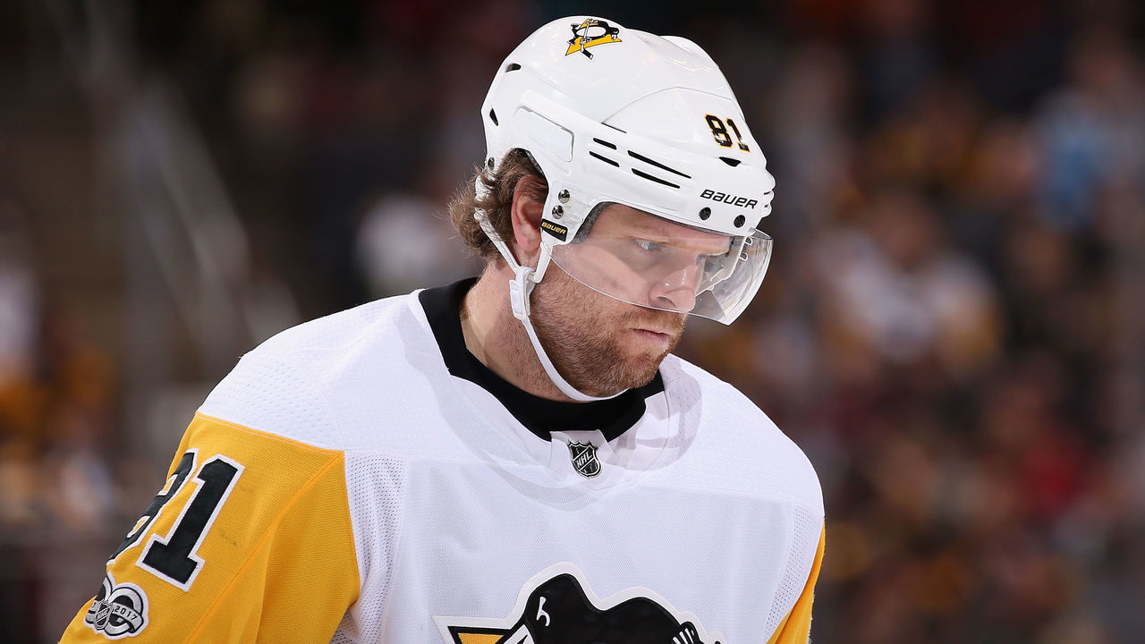 GLENDALE, AZ - DECEMBER 16: Phil Kessel #81 of the Pittsburgh Penguins during the NHL game against the Arizona Coyotes at Gila River Arena on December 16, 2017 in Glendale, Arizona. The Penguins defeated the Coyotes 4-2.