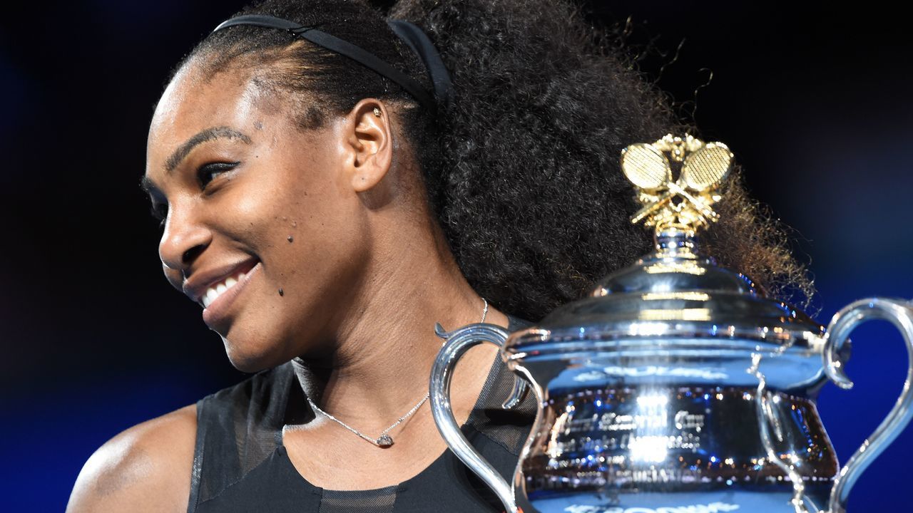 Serena Williams of the US holds up the trophy following her victory over Venus Williams of the US in the women's singles final on day 13 of the Australian Open tennis tournament in Melbourne on January 28, 2017. / AFP / PAUL CROCK / IMAGE RESTRICTED TO EDITORIAL USE - STRICTLY NO COMMERCIAL USE