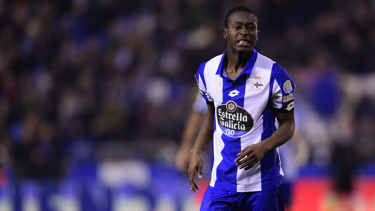 Deportivo La Coruna's Colombian forward Marlos Moreno gestures during the Spanish league football match RC Deportivo de la Coruna vs Villarreal CF at the Municipal de Riazor stadium in La Coruna on January 14, 2017. / AFP / MIGUEL RIOPA
