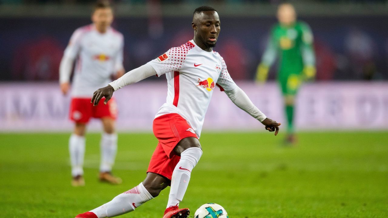 Leipzig's Guinean midfielder Naby Keita plays the ball during the German first division Bundesliga football match between RB Leipzig and Hertha BSC Berlin in Leipzig, eastern Germany on December 17, 2017. / AFP PHOTO / ROBERT MICHAEL / RESTRICTIONS: DURING MATCH TIME: DFL RULES TO LIMIT THE ONLINE USAGE TO 15 PICTURES PER MATCH AND FORBID IMAGE SEQUENCES TO SIMULATE VIDEO. == RESTRICTED TO EDITORIAL USE == FOR FURTHER QUERIES PLEASE CONTACT DFL DIRECTLY AT + 49 69 650050