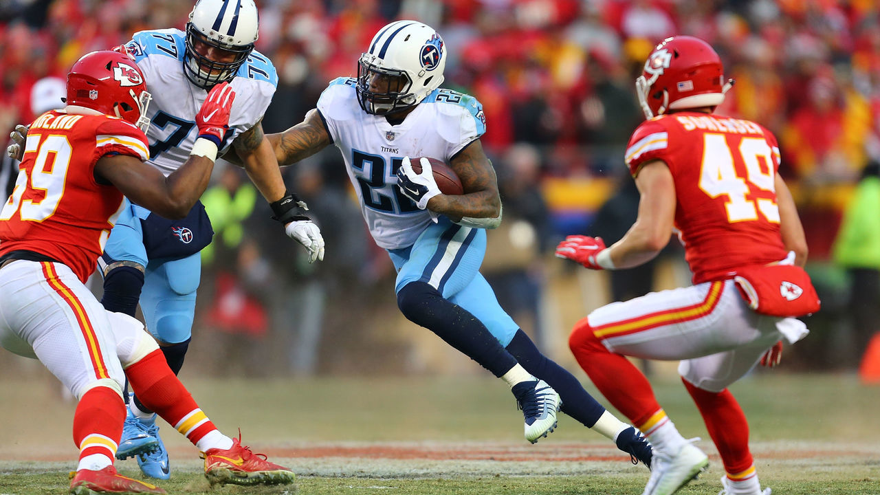 KANSAS CITY, MO - JANUARY 06: Derrick Henry #22 of the Tennessee Titans rushes against the Kansas City Chiefs during the AFC Wild Card playoff game at Arrowhead Stadium on January 6, 2018 in Kansas City, Missouri.