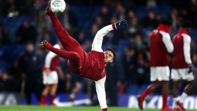 LONDON, ENGLAND - JANUARY 10: Alexis Sanchez of Arsenal warms up ahead of the Carabao Cup Semi-Final First Leg match between Chelsea and Arsenal at Stamford Bridge on January 10, 2018 in London, England.