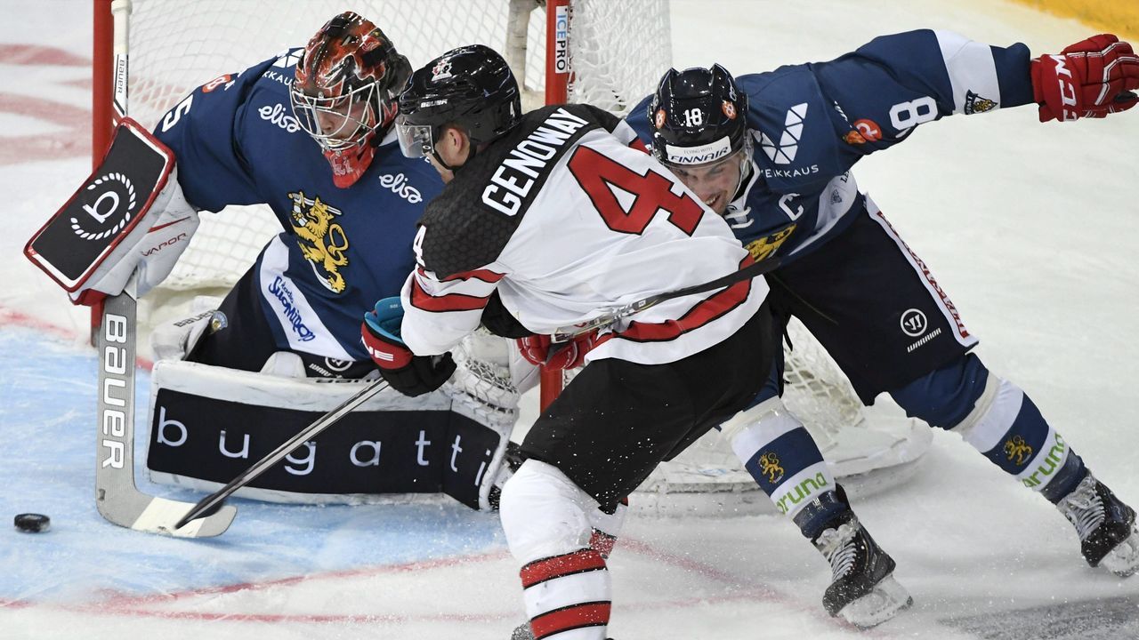 Finland's goalie Eero Kilpelainen (C) makes a save on the shot by Canada's Charles Genoway (C) during the Ice Hockey Euro Hockey Tour Karjala Cup match between Finland and Canada in Helsinki, Finland, on November 12, 2017. / AFP PHOTO / Lehtikuva / Jussi Nukari / Finland OUT