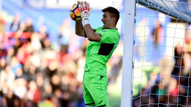 Getafe's Spanish goalkeeper Vicente Guaita grabs the ball during the Spanish league football match Getafe CF vs Valencia CF at the Col. Alfonso Perez stadium in Getafe on December 3, 2017. / AFP PHOTO / JAVIER SORIANO