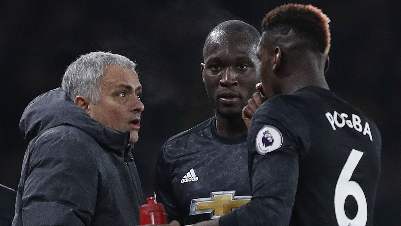 Manchester United's Portuguese manager Jose Mourinho (L) reacts as he talks with Manchester United's Belgian striker Romelu Lukaku (C) and Manchester United's French midfielder Paul Pogba during the English Premier League football match between Arsenal and Manchester United at the Emirates Stadium in London on December 2, 2017. / AFP PHOTO / Adrian DENNIS /