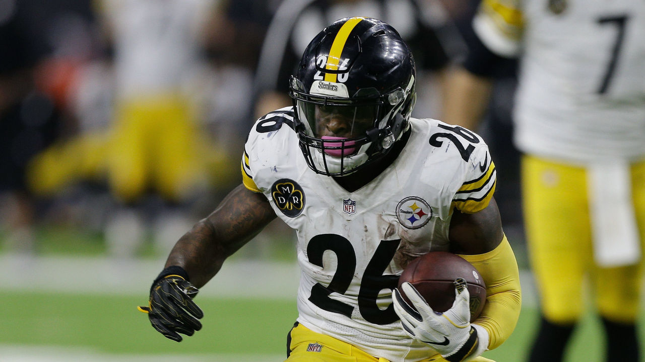 HOUSTON, TX - DECEMBER 25: Le'Veon Bell #26 of the Pittsburgh Steelers runs for a 10 yard touchdown in the third quarter at NRG Stadium on December 25, 2017 in Houston, Texas.