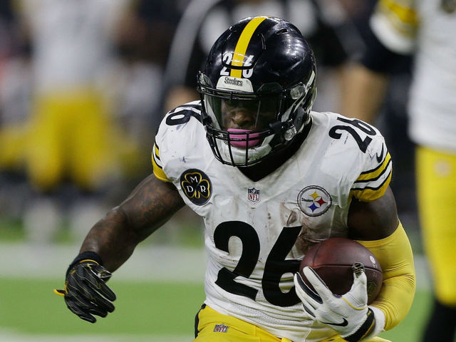 HOUSTON, TX - DECEMBER 25: Le'Veon Bell #26 of the Pittsburgh Steelers runs for a 10 yard touchdown in the third quarter at NRG Stadium on December 25, 2017 in Houston, Texas.