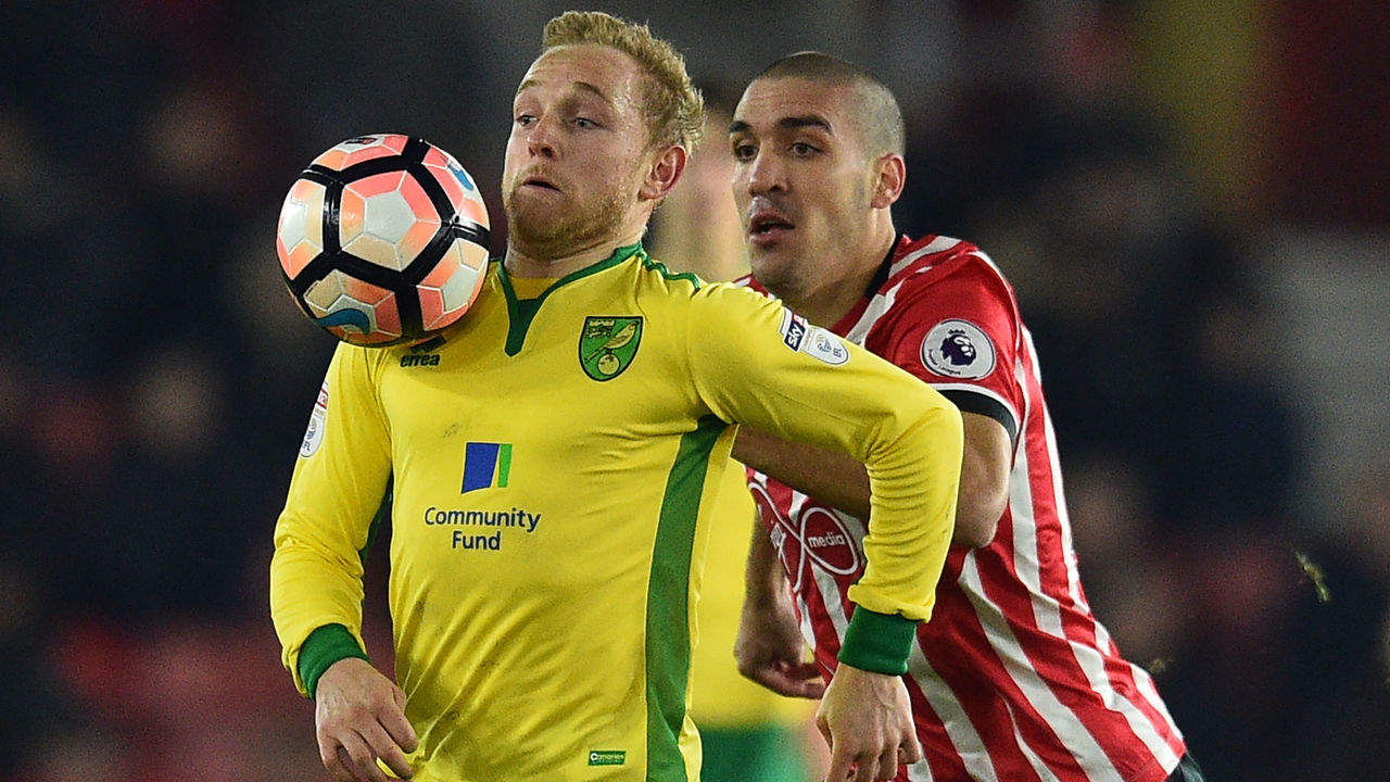 Norwich City's English midfielder Alex Pritchard (L) vies with Southampton's Sepanish midfielder Oriol Romeu during the English FA Cup third round replay football match between Southampton and Norwich City at St Mary's in Southampton, southern England on January 18, 2017. / AFP / GLYN KIRK /