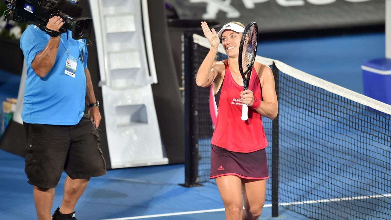 Angelique Kerber of Germany celebrates her victory against Camila Giorgi of Italy after their women's singles semi-final at the Sydney International tennis tournament in Sydney on January 12, 2018. / AFP PHOTO / PETER PARKS / -- IMAGE RESTRICTED TO EDITORIAL USE - STRICTLY NO COMMERCIAL USE --