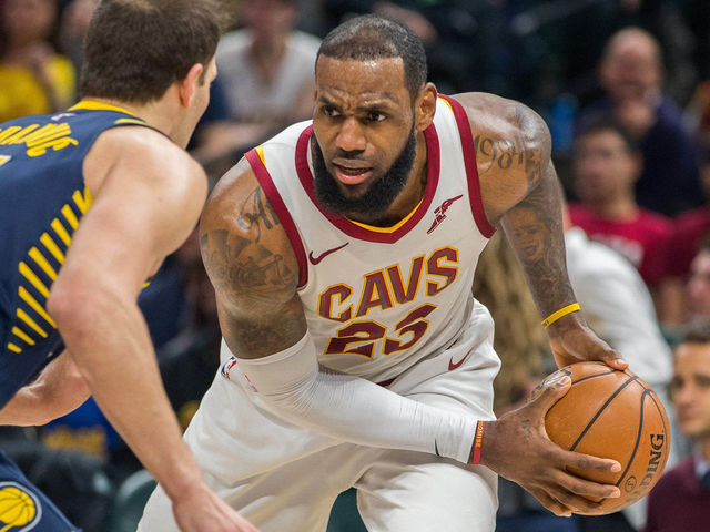 Watch: LeBron steps out of bounds, seals Cavs' 3rd straight loss