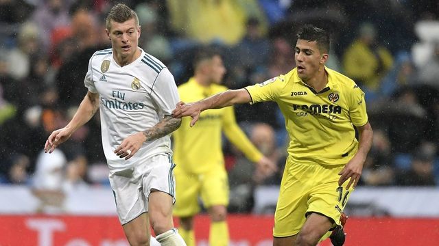 Villarreal's Spanish midfielder Rodrigo Hernandez (R) challenges Real Madrid's German midfielder Toni Kroos during the Spanish league football match between Real Madrid and Villarreal at the Santiago Bernabeu Stadium in Madrid on January 13, 2018. / AFP PHOTO / GABRIEL BOUYS