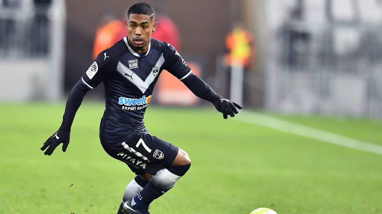 Bordeaux's Brazilian forward Malcom runs with the ball during the French L1 football match between Bordeaux (FCGB) and Montpellier (MHSC) on December 20, 2017, at the Matmut Atlantique stadium in Bordeaux, southwestern France. / AFP PHOTO / NICOLAS TUCAT