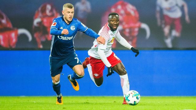 Leipzig's Guinean midfielder Naby Deco Keita (R) and Schalke's midfielder Max Meyer vie for the ball during the German first division Bundesliga football match between RB Leipzig and FC Schalke 04 in Leipzig, eastern Germany, on January 13, 2018. / AFP PHOTO / ROBERT MICHAEL / RESTRICTIONS: DURING MATCH TIME: DFL RULES TO LIMIT THE ONLINE USAGE TO 15 PICTURES PER MATCH AND FORBID IMAGE SEQUENCES TO SIMULATE VIDEO. == RESTRICTED TO EDITORIAL USE == FOR FURTHER QUERIES PLEASE CONTACT DFL DIRECTLY AT + 49 69 650050 / RESTRICTIONS: DURING MATCH TIME: DFL RULES TO LIMIT THE ONLINE USAGE TO 15 PICTURES PER MATCH AND FORBID IMAGE SEQUENCES TO SIMULATE VIDEO. == RESTRICTED TO EDITORIAL USE == FOR FURTHER QUERIES PLEASE CONTACT DFL DIRECTLY AT + 49 69 650050