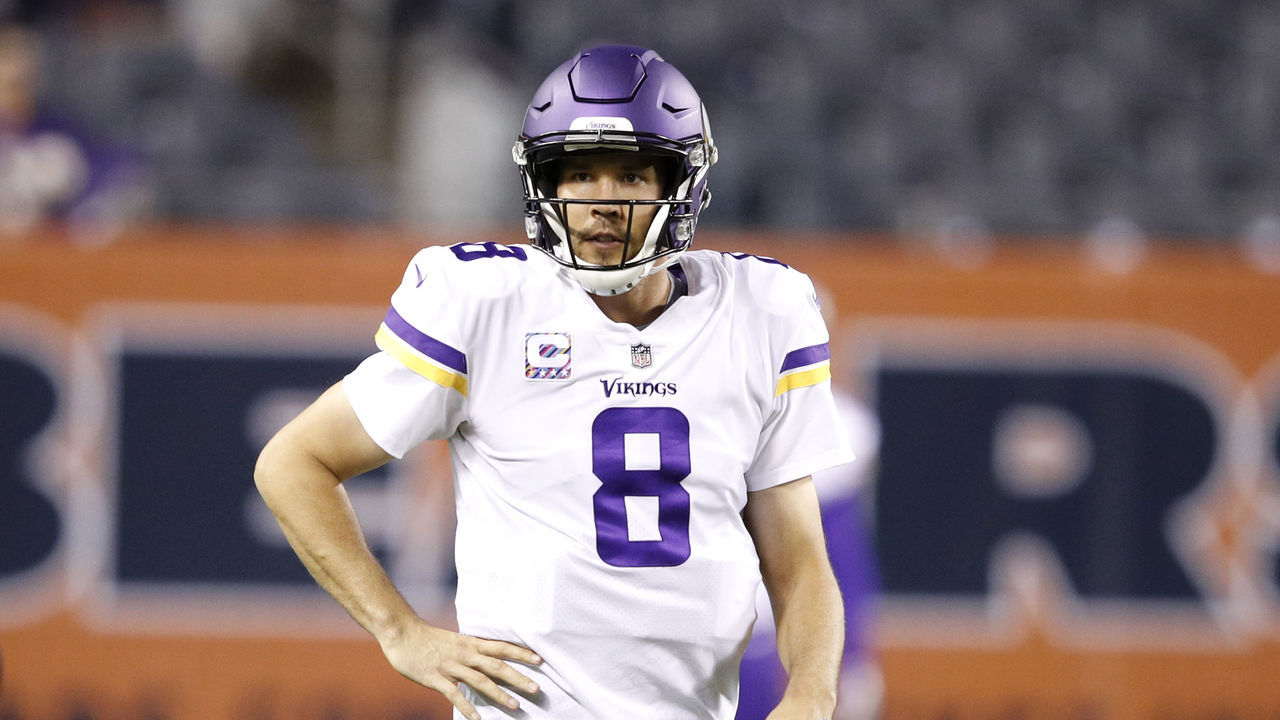 CHICAGO, IL - OCTOBER 09: Quarterback Sam Bradford #8 of the Minnesota Vikings warms up prior to the game against the Chicago Bears at Soldier Field on October 9, 2017 in Chicago, Illinois.
