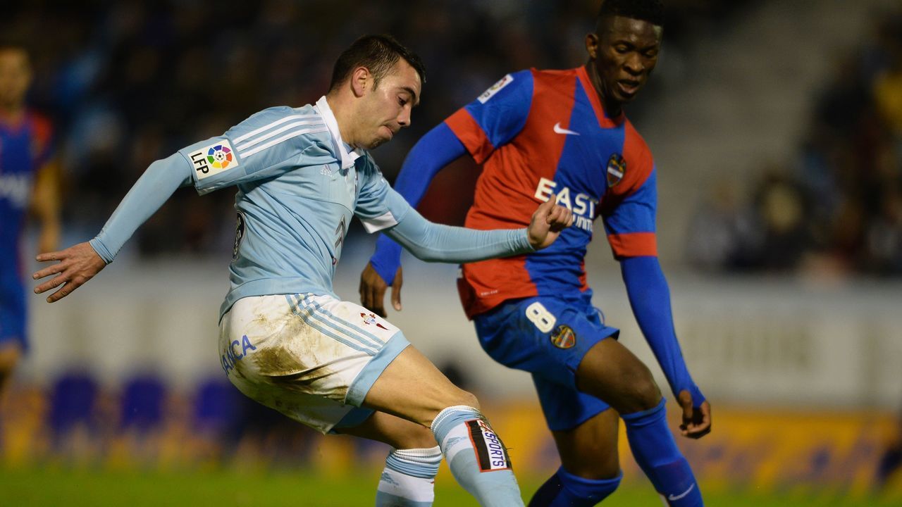 Celta Vigo's forward Iago Aspas (L) vies with Levante's Colombian midfielder Jefferson Lerma during the Spanish league football match RC Celta de Vigo vs Levante UD at the Balaidos stadium in Vigo on January 16, 2016. Celta won the match 4-3. AFP PHOTO / MIGUEL RIOPA / AFP / MIGUEL RIOPA
