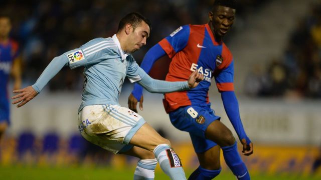 Celta Vigo's forward Iago Aspas (L) vies with Levante's Colombian midfielder Jefferson Lerma during the Spanish league football match RC Celta de Vigo vs Levante UD at the Balaidos stadium in Vigo on January 16, 2016. Celta won the match 4-3. AFP PHOTO / MIGUEL RIOPA / AFP / MIGUEL RIOPA