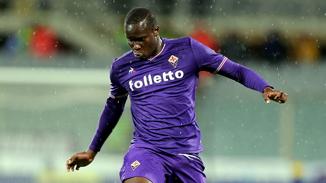 FLORENCE, ITALY - NOVEMBER 05: Khouma Babacar of ACF Fiorentina in action during the Serie A match between ACF Fiorentina and AS Roma at Stadio Artemio Franchi on November 5, 2017 in Florence, Italy.