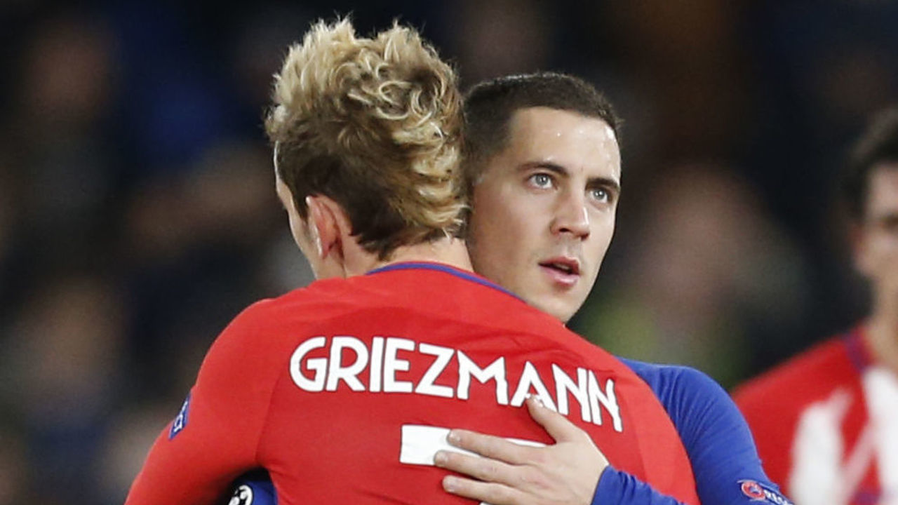 Atletico Madrid's French striker Antoine Griezmann (L) embraces Chelsea's Belgian midfielder Eden Hazard after drawing a UEFA Champions League Group C football match between Chelsea and Atletico Madrid at Stamford Bridge in London on December 5, 2017. / AFP PHOTO / Ian KINGTON