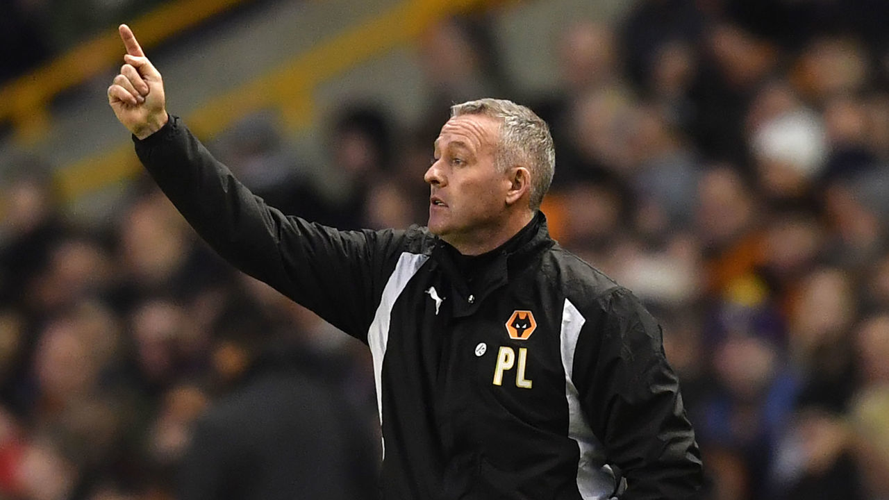 Wolverhampton Wanderers' Scottish manager Paul Lambert gestures on the touchline during the English FA Cup fifth round football match between Wolverhampton Wanderers and Chelsea at the Molineux stadium in Wolverhampton, central England on February 18, 2017. / AFP / Ben STANSALL /
